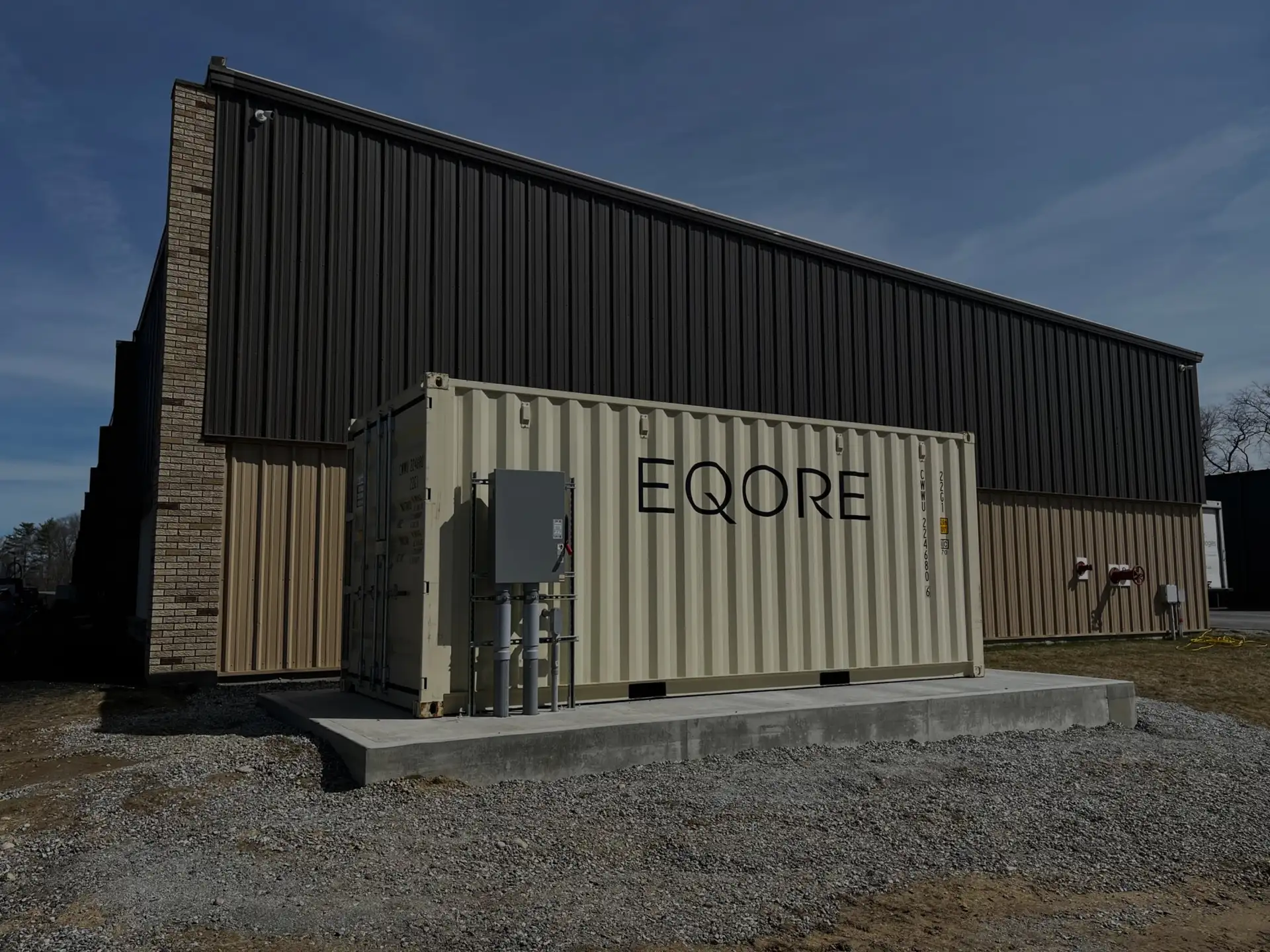 An EQORE battery container installed beside a customer's industrial building